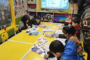 “我要画太阳！”“我要画星星！”