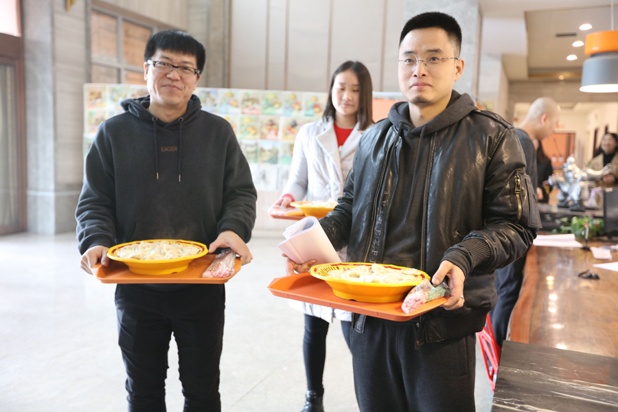 两位校长亲自为小兵们服务 两位校长亲自为小兵们服务