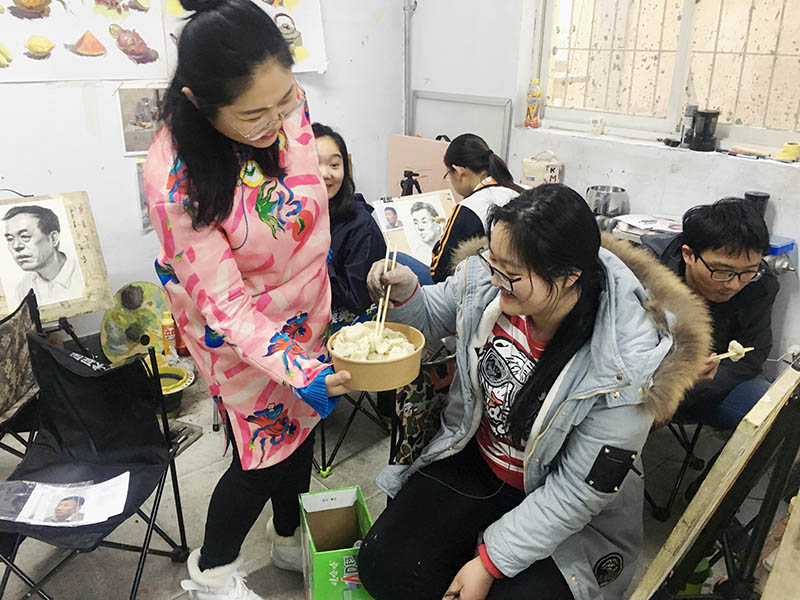 张瑶校长把饺子送到小兵们面前 张瑶校长把饺子送到小兵们面前