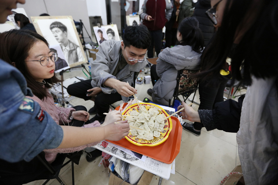 看着小兵们吃饺子 看着小兵们吃饺子