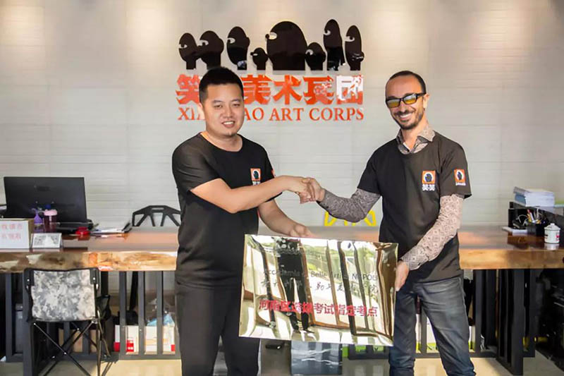 那不勒斯美院教授授予笑笑美术兵团为河南地区指定考点 那不勒斯美院教授授予笑笑美术兵团为河南地区指定考点