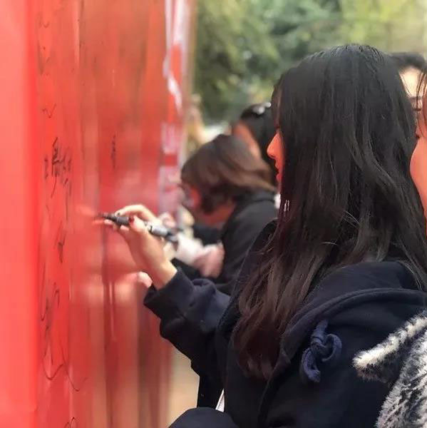 会场外，签名墙前挤满了早早到来的小兵们