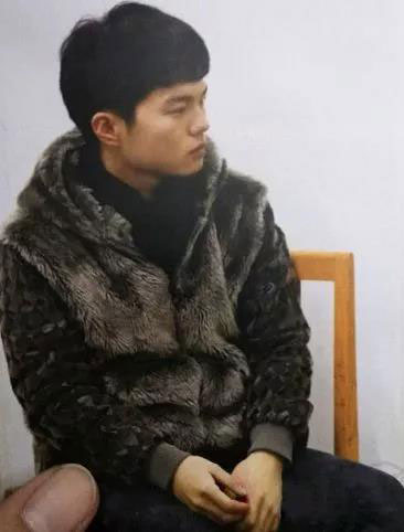 素描考题:男青年侧面半身带手 素描考题:男青年侧面半身带手