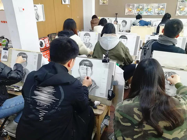 郑州笑笑画室美术专升本_天气骤然变冷，有一份暖心“小礼物”等待你的领取2