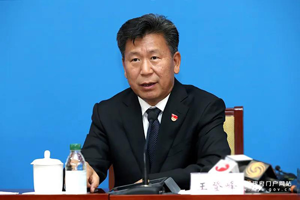 体育卫生与艺术教育司司长王登峰介绍《关于全面加强和改进新时代学校体育工作的意见》和《关于全面加强和改进新时代学校美育工作的意见》有关情况。 体育卫生与艺术教育司司长王登峰介绍《关于全面加强和改进新时代学校体育工作的意见》和《关于全面加强和改进新时代学校美育工作的意见》有关情况。