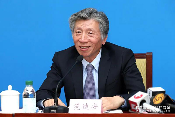 中央美术学院院长、中国美术家协会主席、教育部艺术教育委员会副主任委员范迪安对《关于全面加强和改进新时代学校美育工作的意见》进行相关解读。 中央美术学院院长、中国美术家协会主席、教育部艺术教育委员会副主任委员范迪安对《关于全面加强和改进新时代学校美育工作的意见》进行相关解读。