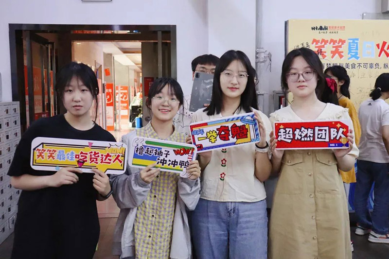 笑笑吃货达人兼颜值担当！