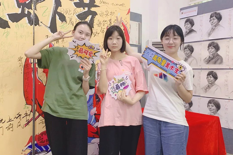 人类高质量美术生！