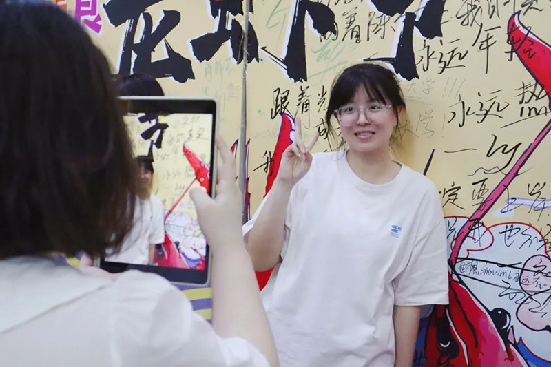 签名墙合影留念
