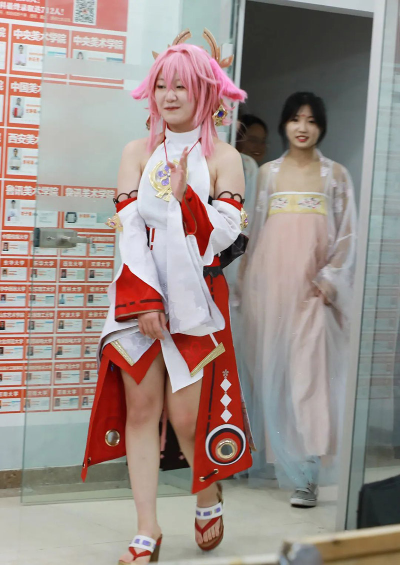 同学们穿特制服饰为大家送上中秋美好祝愿