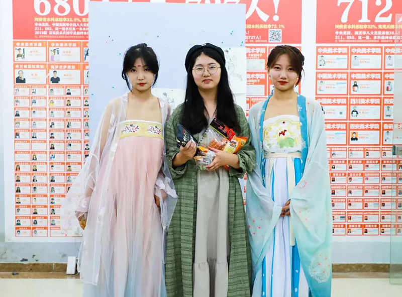 同学们穿特制服饰为大家送上中秋美好祝愿
