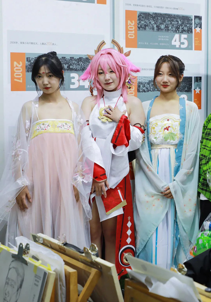 同学们穿特制服饰为大家送上中秋美好祝愿