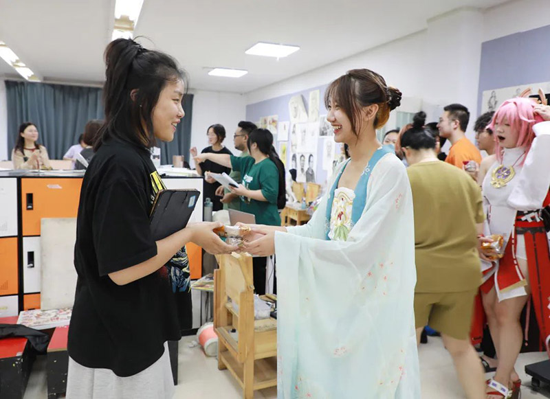 同学们穿汉服为大家送祝愿