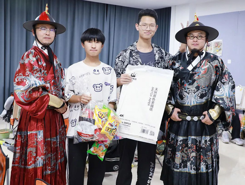 2022郑州笑笑画室校园中秋节合影