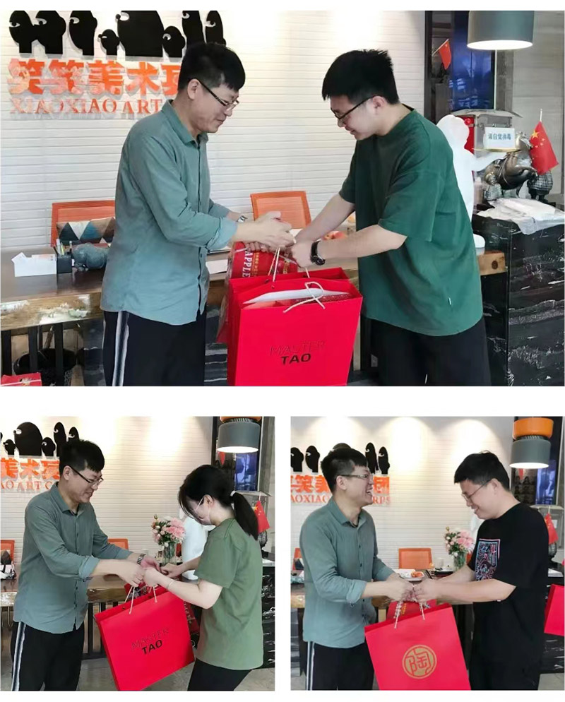 昕昉校长为老师们分发节日礼物